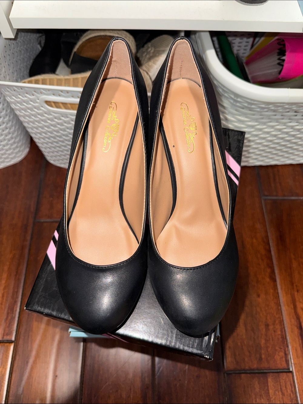 Journee Collection Black Classic Round-Toe Women's Pumps